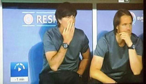Thò tay vào quần rồi đưa lên mũi ngửi, HLV Joachim Loew xin lỗi người hâm mộ