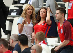 Vợ, người tình sao tuyển Anh đua nhau khoe sắc trên khán đài