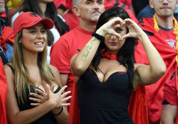 Bỏng mắt ngắm người đẹp bốc lửa trên khán đài Euro 2016