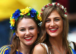 Say đắm nhan sắc người đẹp Ba Lan, Ukraine trên khán đài