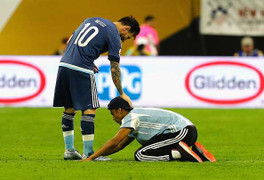 Fan cuồng lao vào sân quỳ lạy xin chữ ký Messi