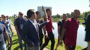 Ronaldo ném micro phóng viên xuống hồ để trả thù xưa