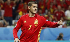 Morata: 'Hậu vệ Italia khuyên tôi đội mũ bảo hiểm'
