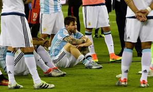 Quá đau khổ, Messi tuyên bố giã từ ĐT Argentina