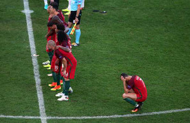 Ronaldo căng thẳng, không dám nhìn đồng đội sút luân lưu