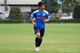 Mong được đá chính, Công Phượng đội mưa tập luyện