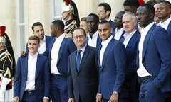 Tổng thống mở tiệc mừng công tuyển Pháp ở điện Elysee