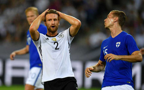 Vừa tới Arsenal, Mustafi đã dính chấn thương