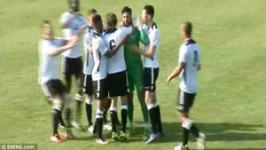 Thủ môn người Anh lập siêu phẩm từ phần sân nhà