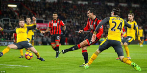 Olivier Giroud tỏa sáng, Arsenal thoát thua ngoạn mục