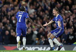 Chelsea hạ gục Man Utd: Kante trên cơ Pogba, Herrera nhận thẻ đỏ đen đủi