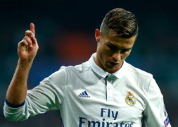 Ronaldo đòi rời Real: Bổn cũ soạn lại?