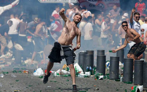 Hình ảnh kinh hoàng hooligan Anh, Nga đánh nhau thừa sống thiếu chết