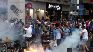 UEFA dọa loại Anh, Nga khỏi Euro 2016, Pháp ra lệnh cấm bán rượu