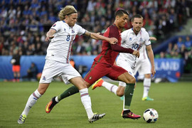 Tin tức Euro 15/6: Cầu thủ Iceland năn nỉ xin đổi áo với Ronaldo
