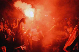 Giấu pháo sáng dưới mông, CĐV Pháp suýt 