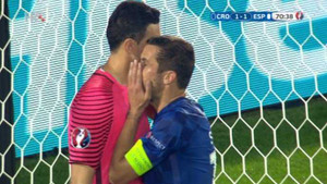Đồng đội mách nước giúp thủ môn Croatia bắt bài Ramos trên chấm phạt đền