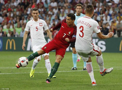 Đổi áo tìm vận may, Ronaldo vẫn tịt ngòi trận thứ tư ở Euro 2016