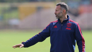 Ryan Giggs chính thức rời Manchester United sau 29 năm gắn bó