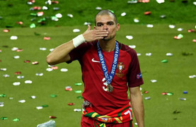 Tin tức Euro 11/7: Pepe nôn khan vì kiệt sức, Payet thề không định triệt hạ Ronaldo
