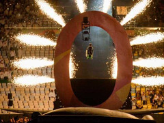 Ấn tượng màn nhào lộn 'giật gân' ở lễ khai mạc Paralympic