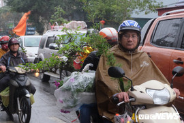 Bất chấp mưa lạnh, biển người vẫn ùn ùn đổ về chợ Viềng