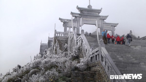 Ảnh: Fansipan đẹp tựa châu Âu trong ngày băng tuyết xuất hiện giữa tháng 4