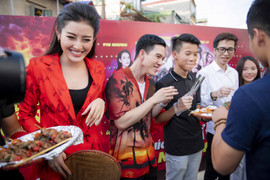 Á hậu Huyền My tươi tắn rạng rỡ tại 'Phố hàng nóng'