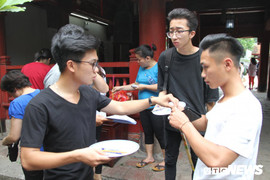 Ảnh: Sĩ tử cúng bút, sờ hạc cầu may trước kỳ thi THPT Quốc gia 2018
