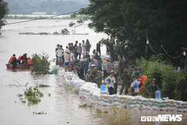 Ảnh: Hàng trăm người căng mình đắp bao cát tránh nước tràn đê ở Hà Nội