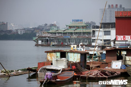 Ảnh: Du thuyền, nhà hàng nổi tiền tỷ hoá sắt vụn trên Hồ Tây