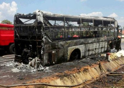 Xe khách cháy rụi, hàng chục khách thoát chết trong gang tấc