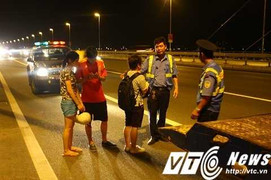 Hàng ngàn người vẫn bất chấp luật pháp sau 'cuộc tháo chạy' trên cầu Nhật Tân