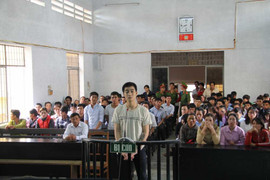 Tranh giành 'tiếp viên', nam thanh niên đâm chết bạn nhậu