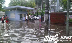 Đường Hà Nội lại ngập lụt sau cơn mưa chiều 7/6