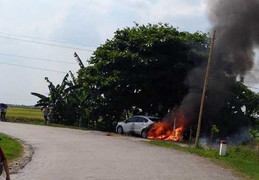 Nhiều người thản nhiên quay phim, chụp ảnh xe ô tô bốc cháy ven đường, không ai giúp dập lửa