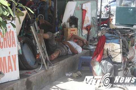 Ảnh: Những giấc ngủ trưa vội giữa ngày Hà Nội nóng như đổ lửa