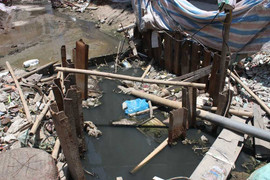 Hãi hùng con đường bị 'băm nát', bốc mùi hôi thối giữa Thủ đô