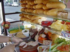 Ăn bánh mỳ, 30 nạn nhân nhập viện nguy kịch