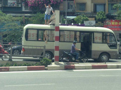 Xe biển xanh mắc kẹt trên cầu vượt Láng Hạ - Thái Hà