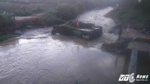 Mưa lớn cuốn trôi 2 đầu cầu, hàng trăm hộ dân bị cô lập