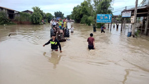 Chạy lũ trong đêm, công nông chở đại gia đình bị lật