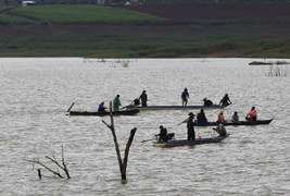 Tìm thấy 2 thi thể thương lái bị lật xuồng khi vuợt hồ Đại Ninh
