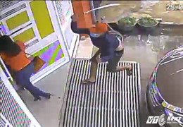 Côn đồ vác dao vào tận nhà dân truy sát