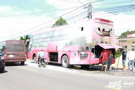 Xe khách bốc cháy ngùn ngụt, hàng chục hành khách thoát chết trong gang tấc