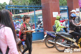 Mang tài liệu vào phòng thi môn Ngữ văn, 2 thí sinh bị đình chỉ