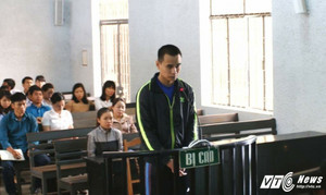 Thầy giáo ép cô gái vào lề đường đe dọa để hiếp dâm