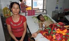 Mâu thuẫn trên đường, nam thanh niên bị chém gục trong vũng máu