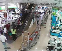 Bé trai 2 tuổi bị kéo vào khe thang cuốn siêu thị