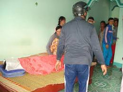 Nhậu say, giận vợ, chồng vào nhà treo cổ tự tử